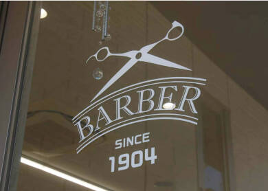 「BARBER SINCE 1904」と書かれた看板のクローズアップ。